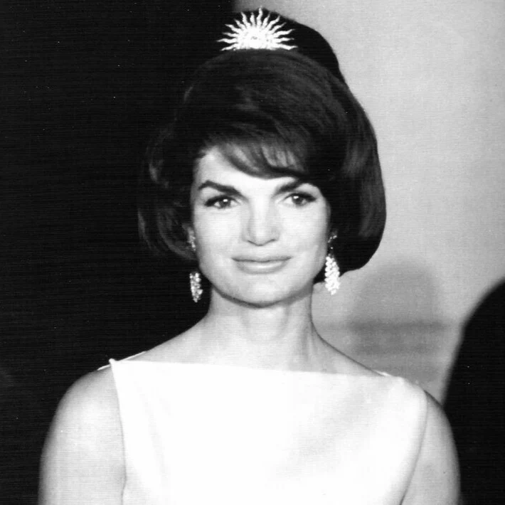 First Lady Jacqueline Kennedy's Three-stranded pearl necklace - Image 5